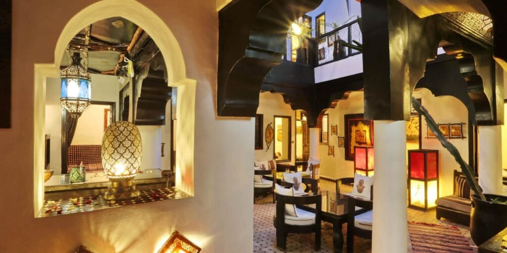 Patio central du Riad Dar Najat avec ambiance conviviale