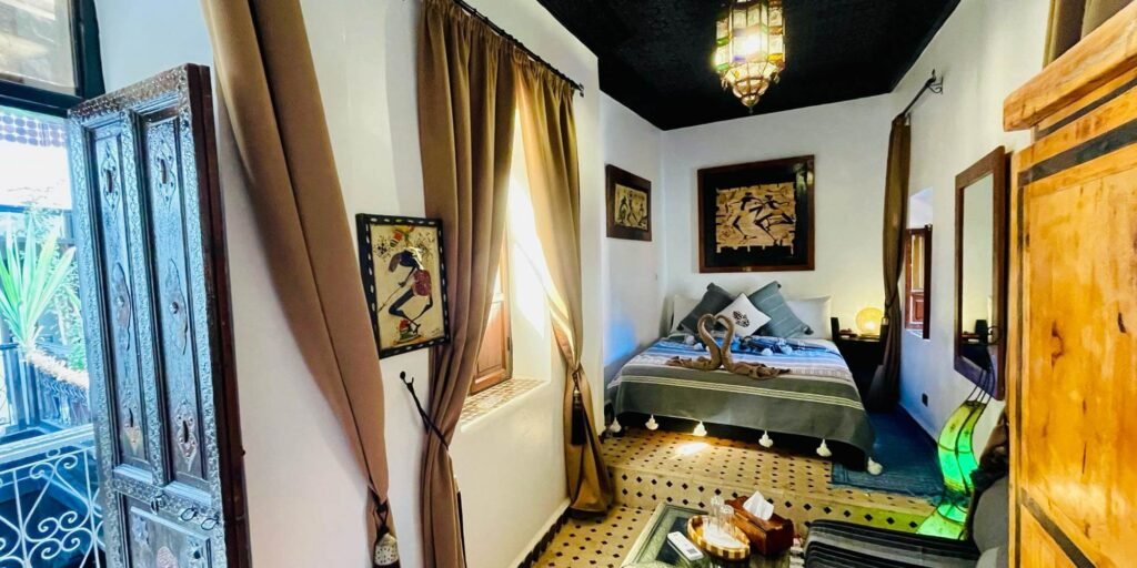 Chambre confortable au Riad Dar Najat avec style marocain