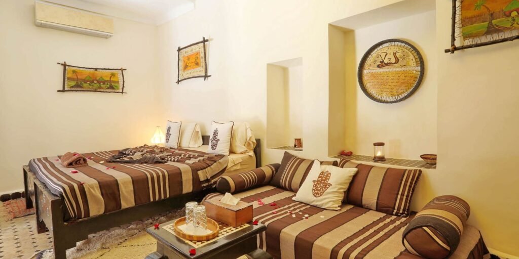 Chambre traditionnelle au Riad Dar Najat avec décoration marocaine colorée