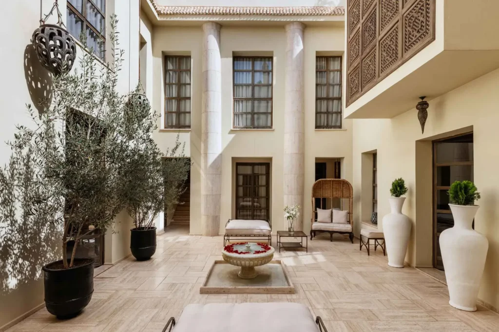 Patio central du Riad Joya avec architecture élégante et atmosphère intime