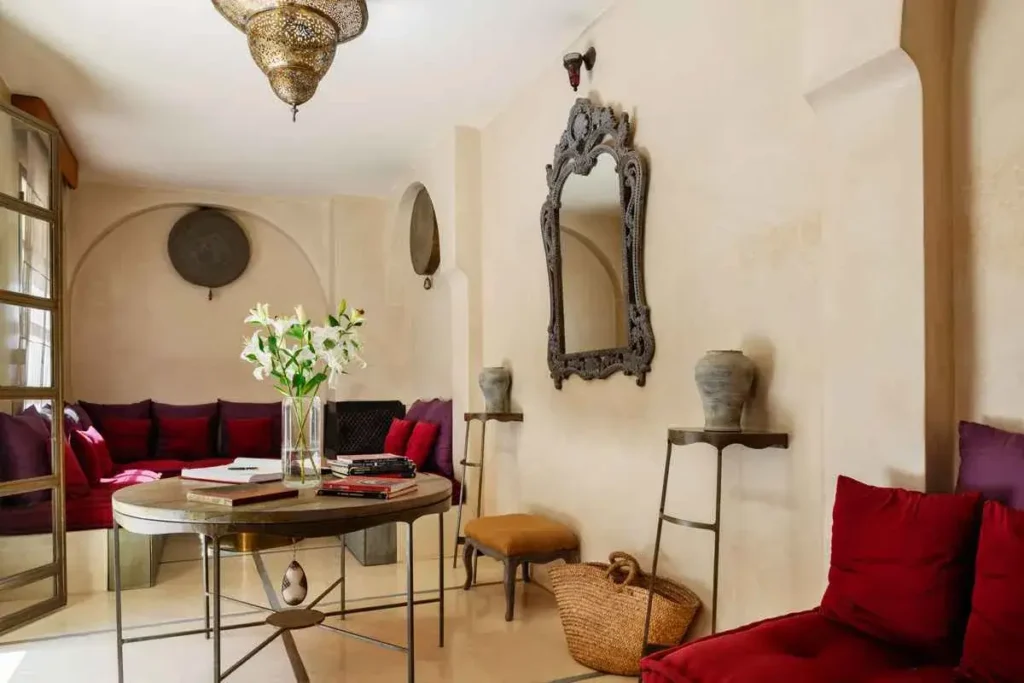 Chambre élégante au Riad Joya avec design d’inspiration italienne et détails marocains raffinés