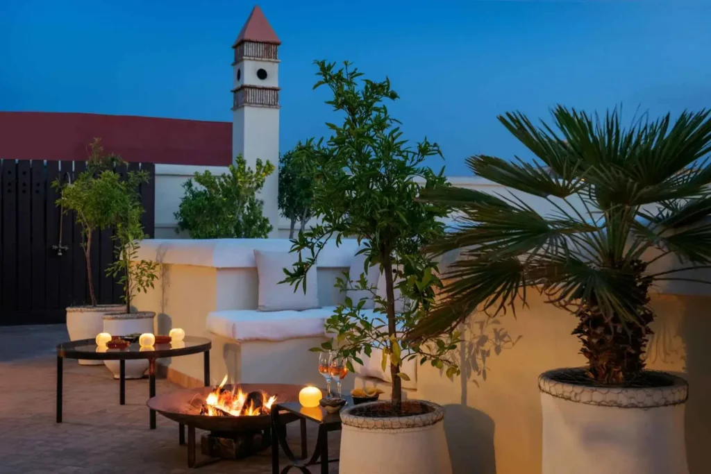 Terrasse rooftop du Riad Joya avec assises intimistes et vue paisible sur la Médina