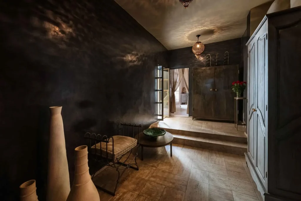 Suite de luxe au Riad Joya avec décoration sophistiquée et confort haut de gamme