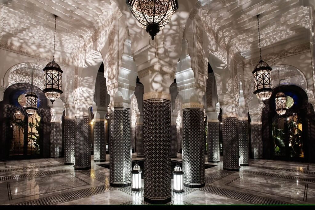 Patio élégant au Selman Marrakech avec architecture marocaine et ambiance sereine