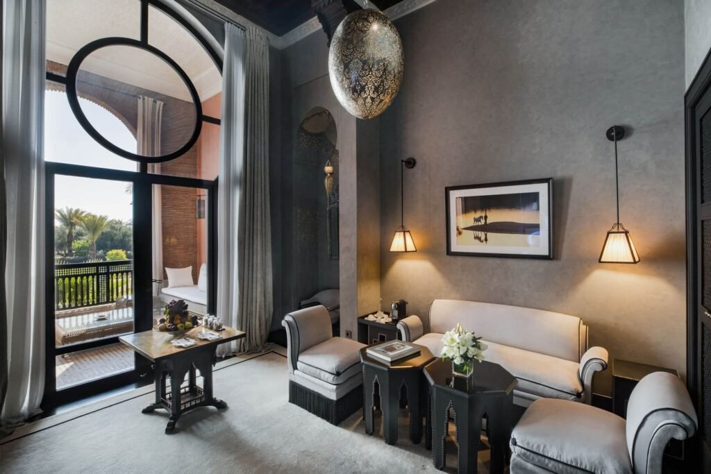 Suite de luxe au Selman Marrakech avec textures riches et design marocain raffiné