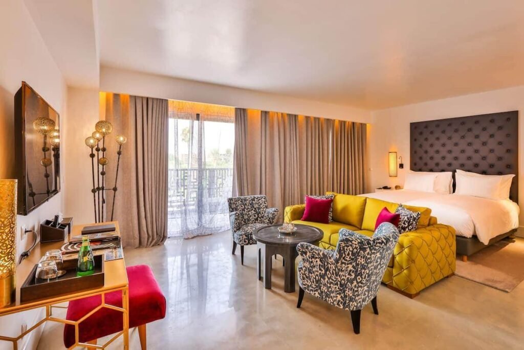 Chambre Deluxe avec lit king size et espace salon au 2Ciels Boutique Hôtel à Marrakech.