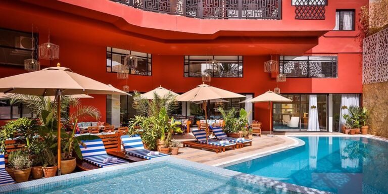 Architecture extérieure contemporaine du 2Ciels Boutique Hôtel à Marrakech, au Maroc.