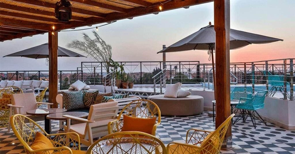 Terrasse lounge sur le toit du Lola Skybar au 2Ciels Boutique Hôtel à Marrakech.