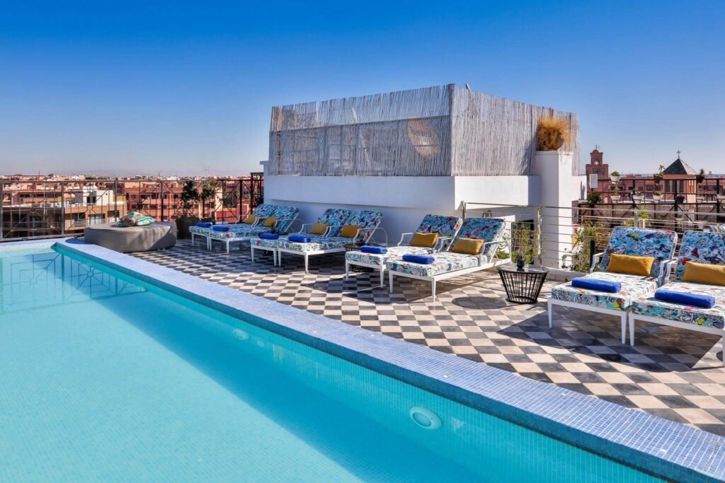 Piscine sur le toit et chaises longues au 2Ciels Boutique Hôtel à Marrakech.