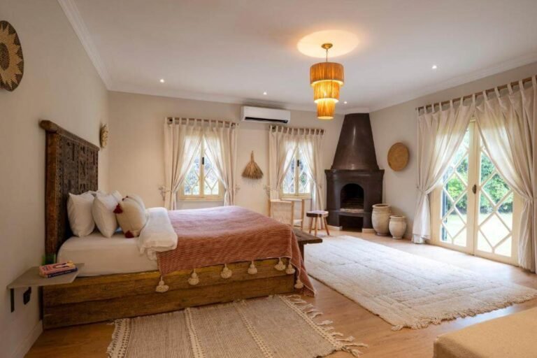 Chambre et espace salon d’une suite au Bab Akoul Palmeraie Boutique Hotel & Spa à Marrakech.