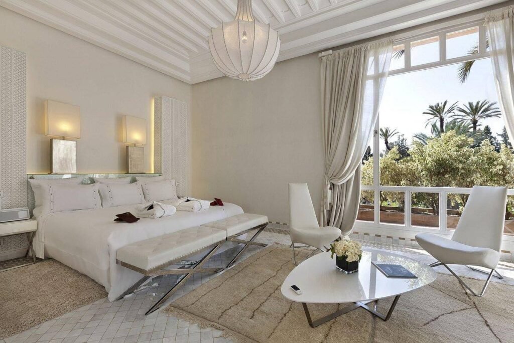 Élégante Suite Blanche avec un lit king-size et un mobilier raffiné au Dar Rhizlane à Marrakech.