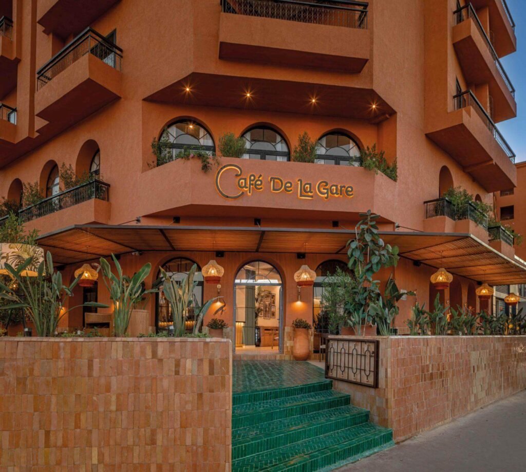 Terrasse du Café de la Gare avec vue panoramique sur le centre de Marrakech au Grand Plaza Marrakech.