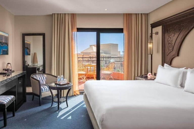 Chambre deluxe moderne avec un lit confortable au Grand Plaza Marrakech.