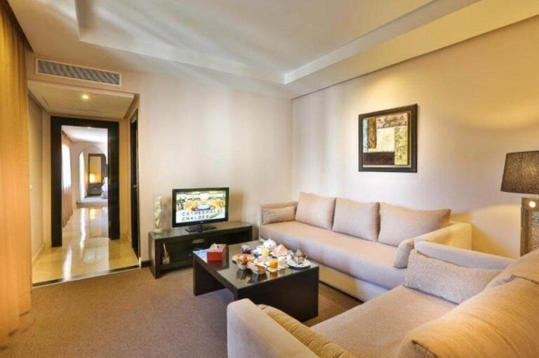 Suite exécutive avec un intérieur spacieux et un balcon privé au Grand Plaza Marrakech.