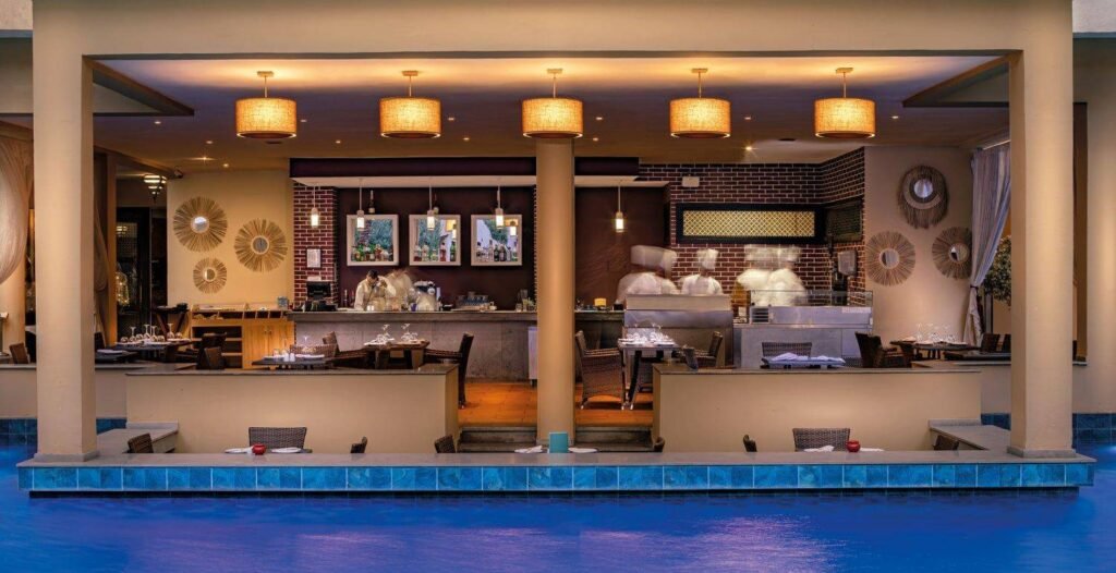 Espace de restauration au bord de la piscine du restaurant Pool House au Grand Plaza Marrakech.
