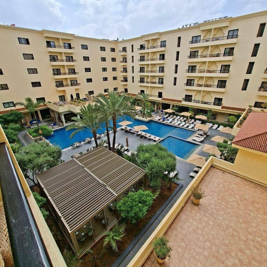 Piscine extérieure et transats au Grand Plaza Marrakech.