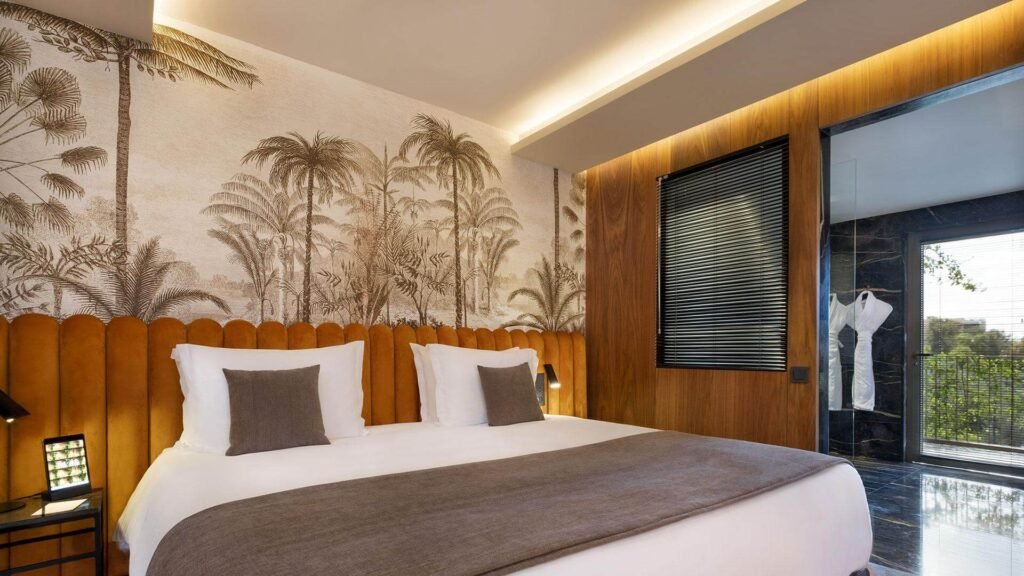 Chambre Deluxe contemporaine aux tons chaleureux et au mobilier sur mesure au Jadali Hotel & Spa à Marrakech.