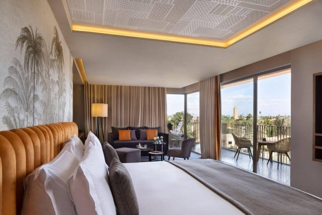 Suite Junior au design contemporain avec un espace salon confortable au Jadali Hotel & Spa à Marrakech.