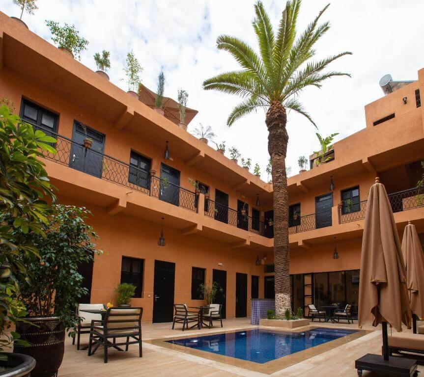 Façade extérieure de l’Hôtel Toulousain à Marrakech, au Maroc.