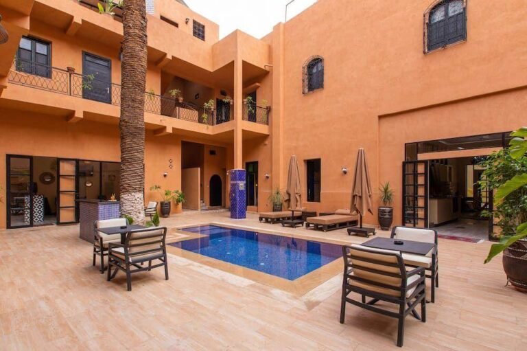 Piscine extérieure dans la cour de l’Hôtel Toulousain à Marrakech