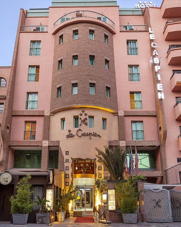 Façade extérieure de l’hôtel Le Caspien dans le quartier Guéliz à Marrakech.