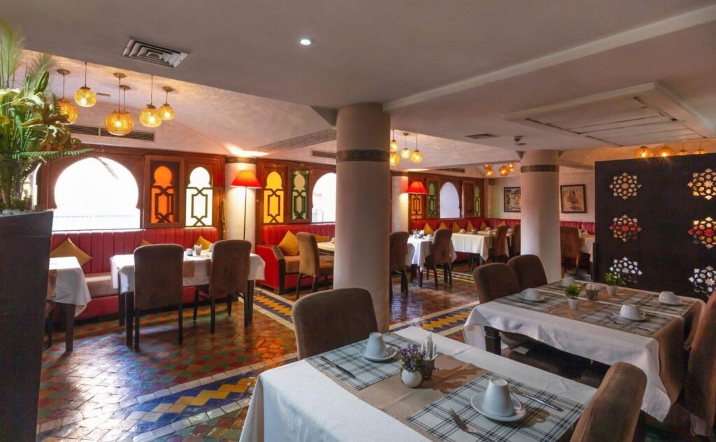 Espace de restauration du restaurant Taberna 12 à l’hôtel Le Caspien à Marrakech.