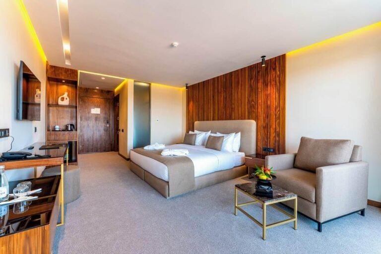 Chambre contemporaine au mobilier raffiné au Longue Vie Hotels à Marrakech.