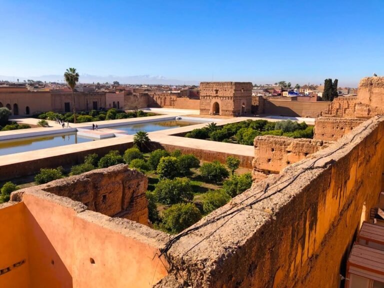 Ruines du palais El Badi à Marrakech, avec ses jardins en contrebas, son long bassin et l’Atlas au loin