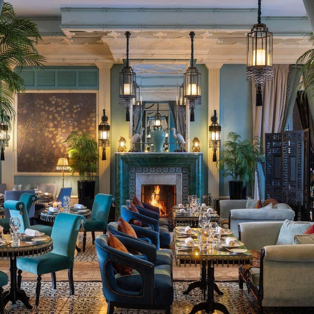 Intérieur élégant du restaurant Jardin d’Hiver avec ses fresques décoratives au Palais Ronsard à Marrakech.