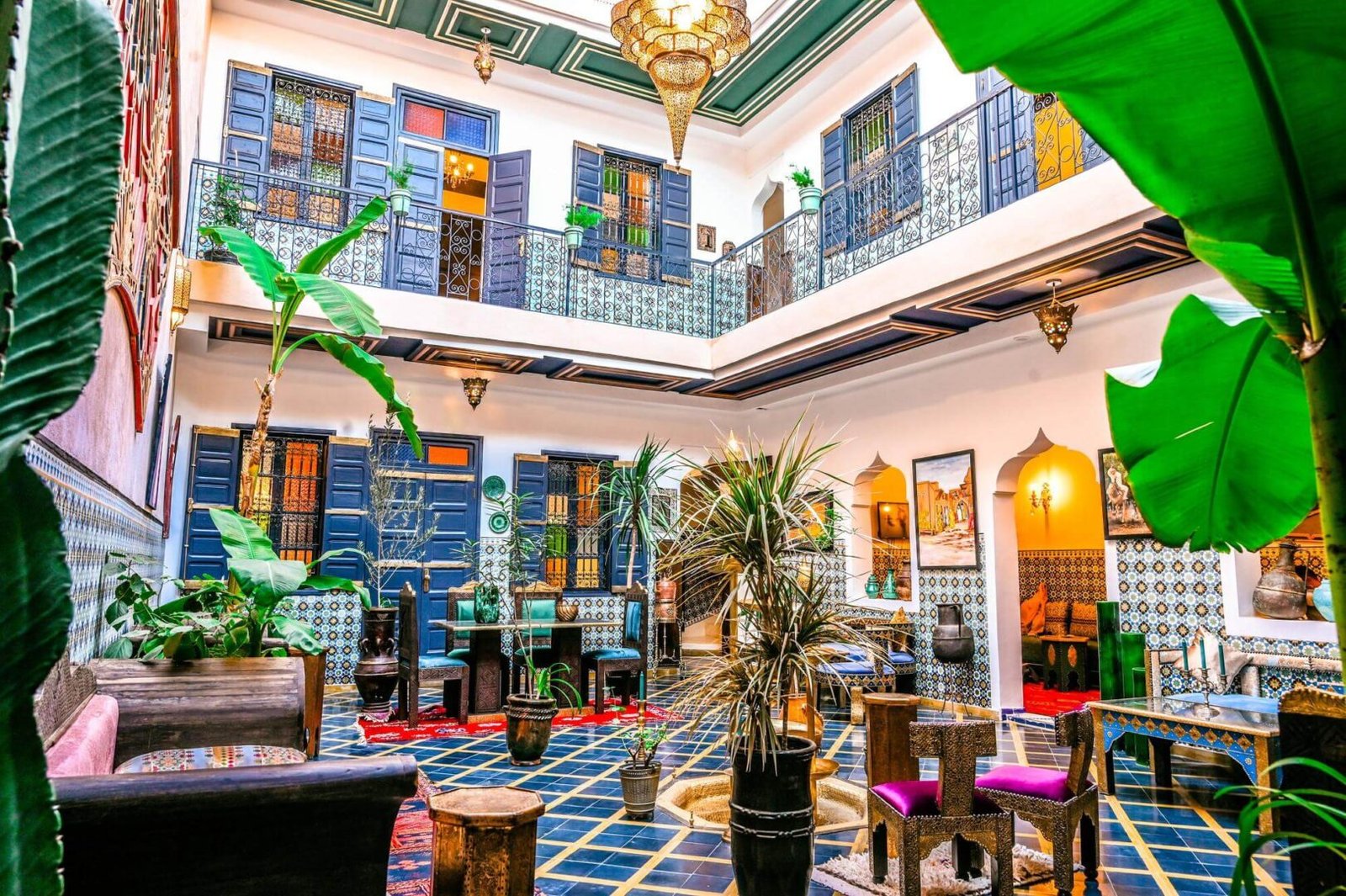 Patio paisible avec des plantes et des détails architecturaux traditionnels au Riad Nouceiba à Marrakech.