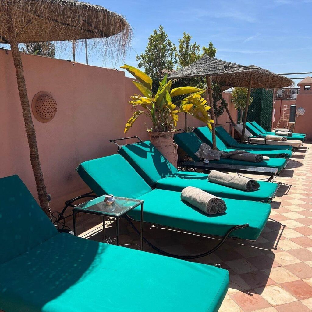 Chaises longues sur le solarium en terrasse du Riad Nouceiba à Marrakech.