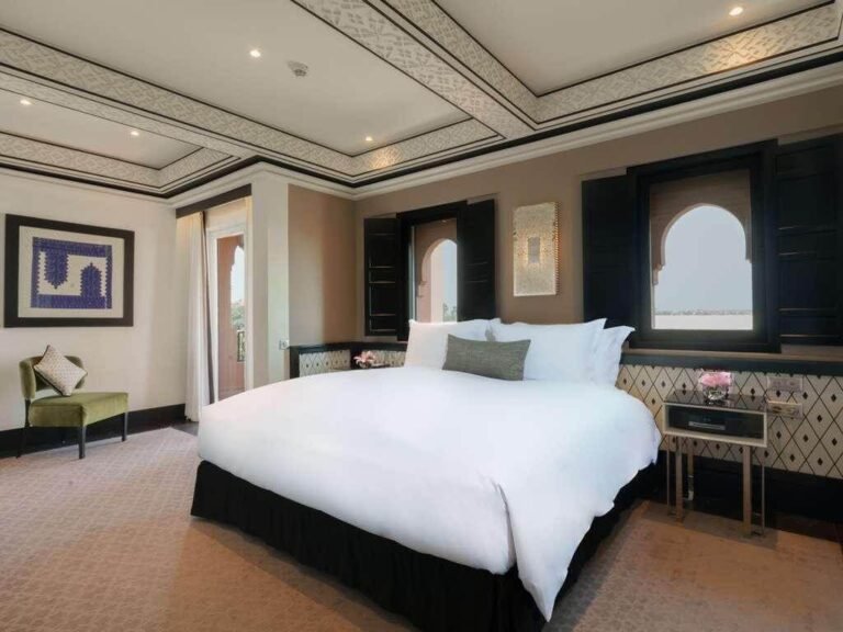 Chambre Deluxe Contemporaine avec lit king-size et mobilier élégant au Sofitel Marrakech Palais Impérial & Spa.