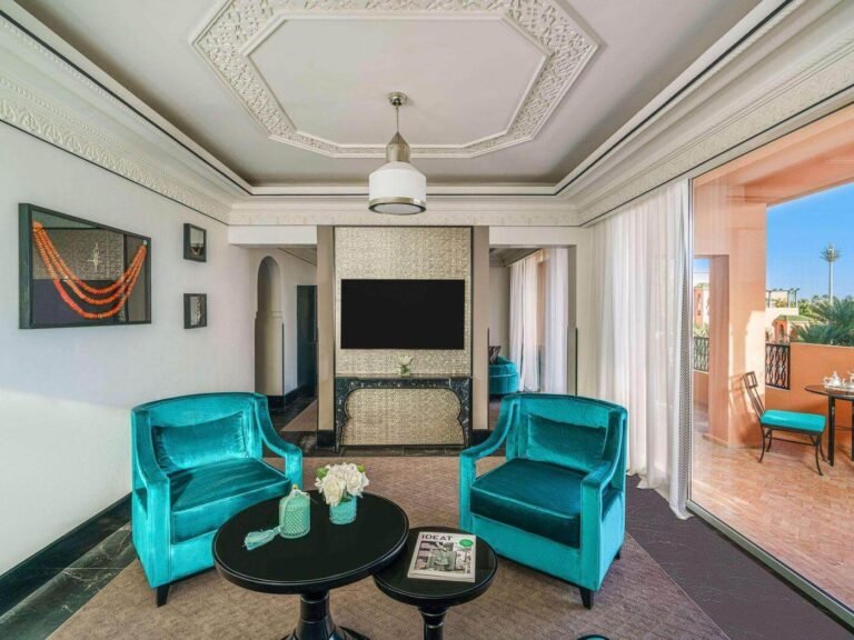 Suite de luxe élégante avec un espace salon raffiné au Sofitel Marrakech Palais Impérial & Spa.