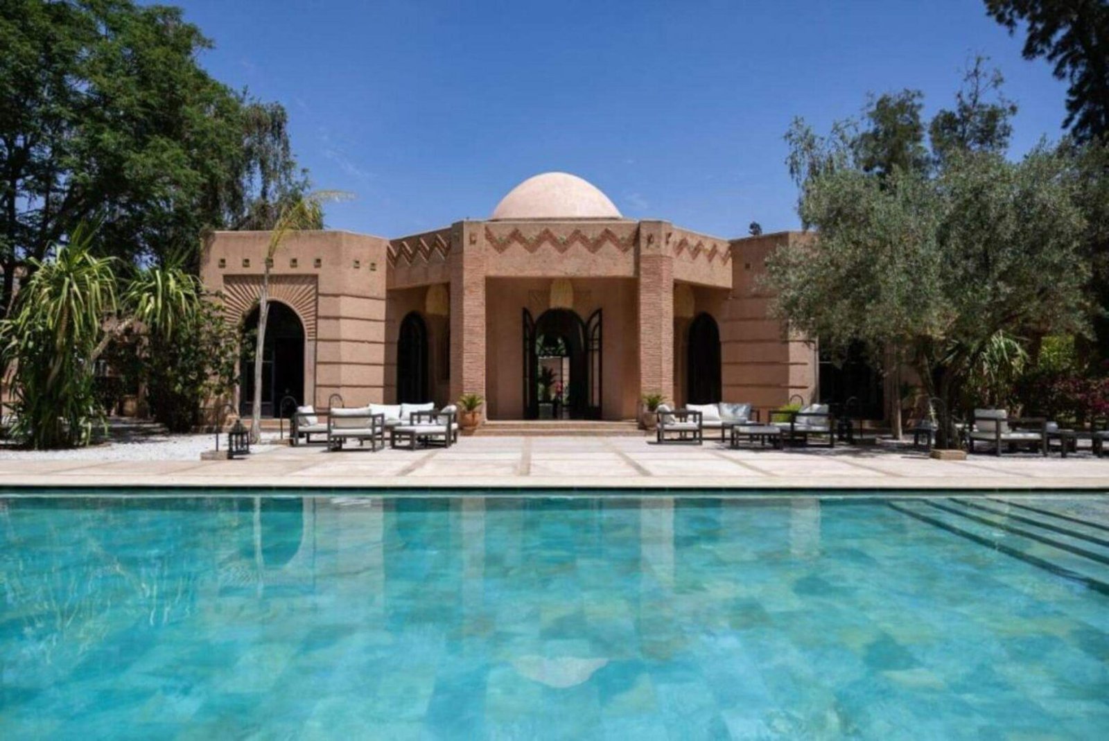 Villa Al Assala Palmeraie à Marrakech, entourée de jardins verdoyants et d’une piscine.