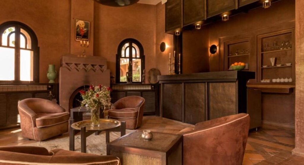 Salon confortable aux détails d’inspiration marocaine à la Villa Al Assala Palmeraie à Marrakech.